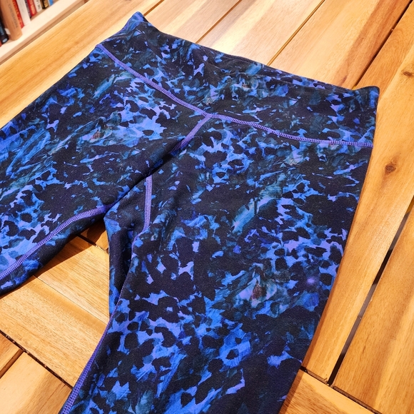 Lululemon - lot of 8 crops/pants - Picture 9 of 16